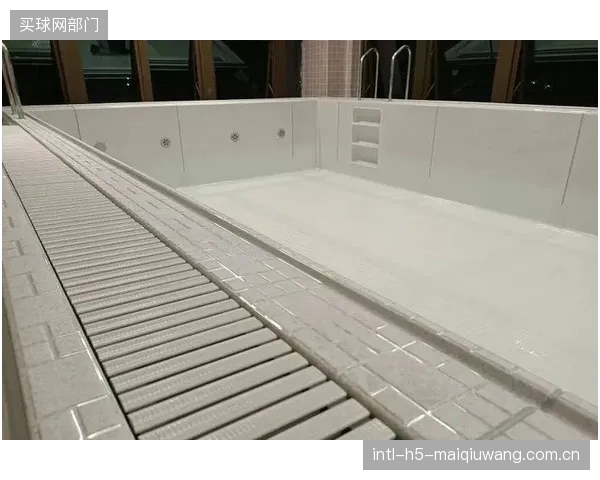 传统的溢水槽格栅易松动、易老化，Myrtha的隐藏式溢水槽如何终结这一安全隐患？